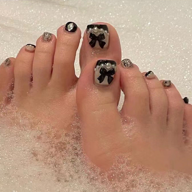 Kunstvolle Fußnagelkunst mit Glitzer- und geometrischen Akzenten Brehn