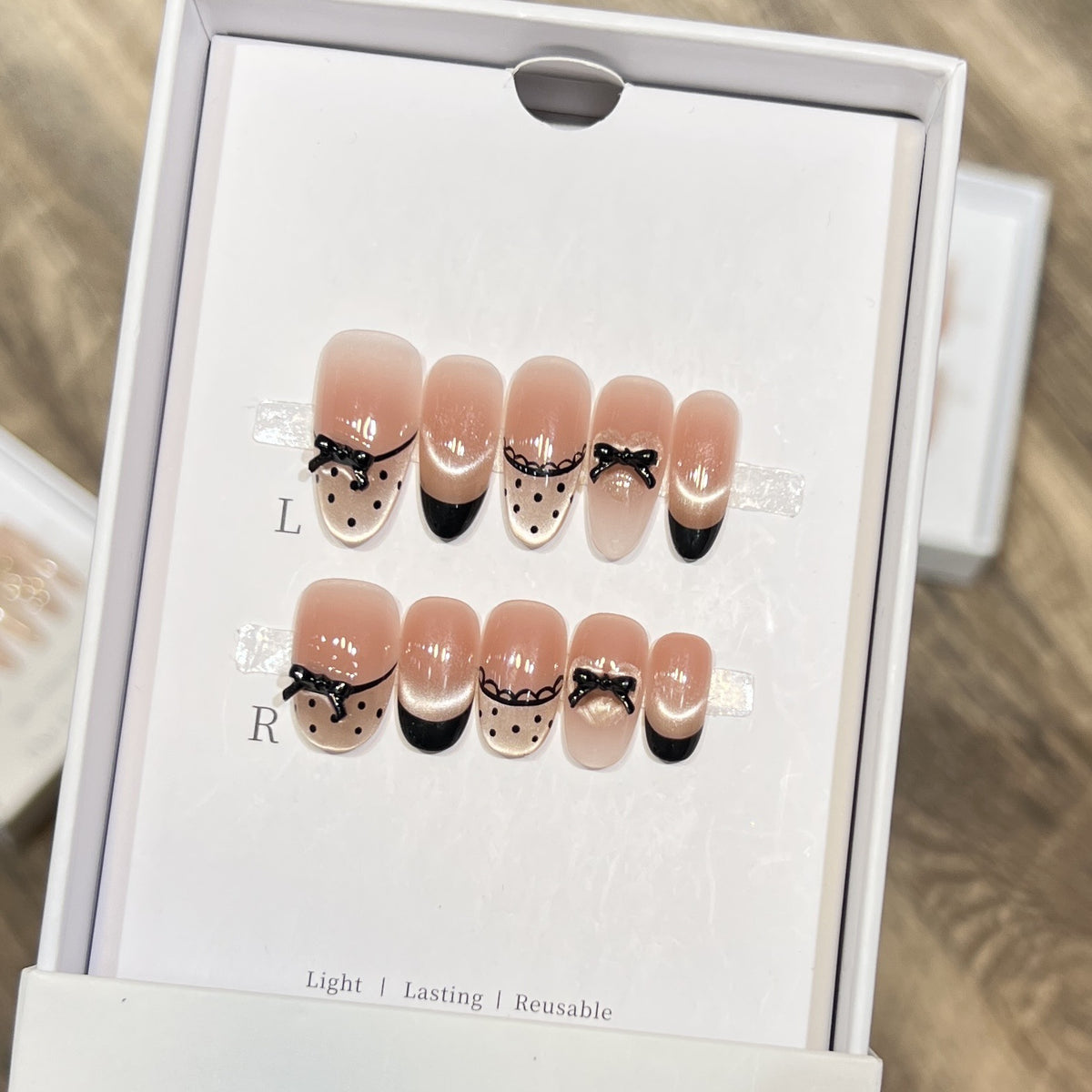 Elegantes wiederverwendbares Press-On-Nail-Art-Set mit charmanten Schleifenakzenten Brehn