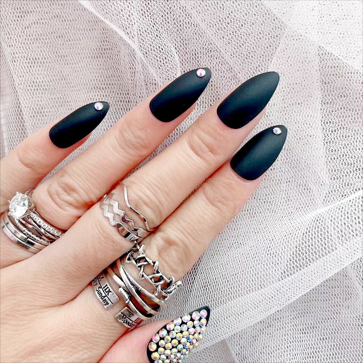 Kunstnagelset mit mattem Finish und funkelnden Akzenten Brehn