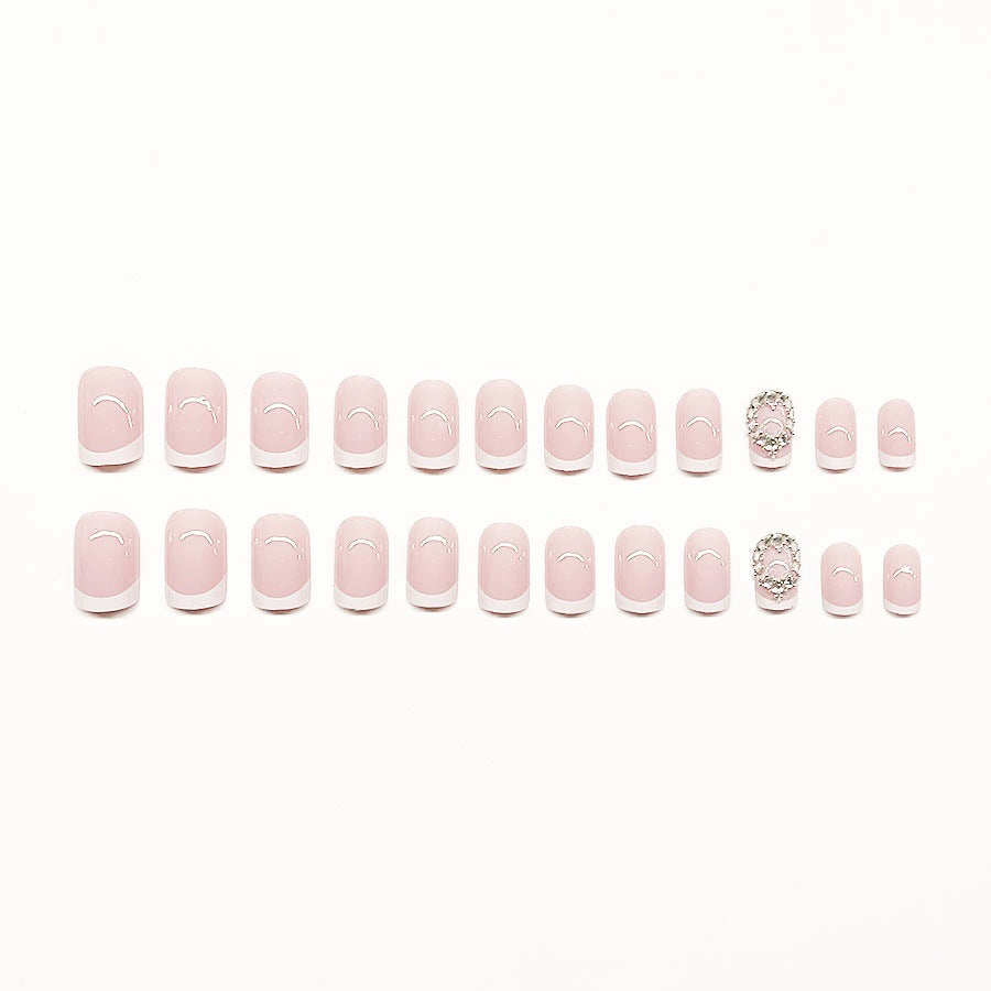 Kunstnagelset mit Elegantem French Design und Strassverzierungen Brehn