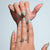 Kunstvolle Nageldesign mit geschwungenen Linien Brehn