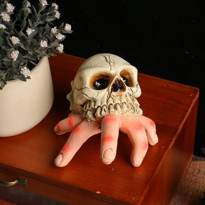 Detaillierte Halloween-Dekoskulptur Schädel mit greifender Hand