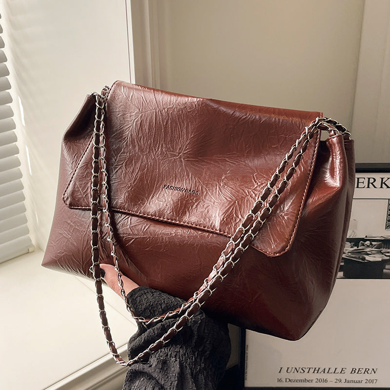 Schultertasche mit Kettenverzierung