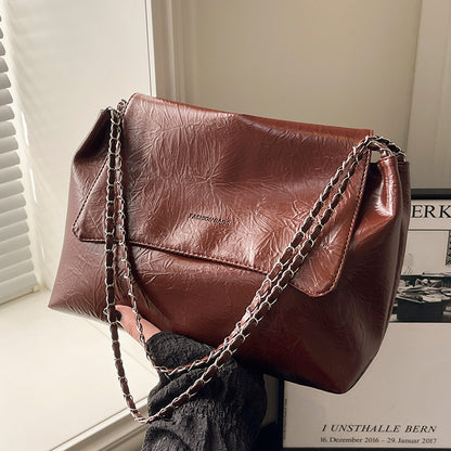 Schultertasche mit Kettenverzierung