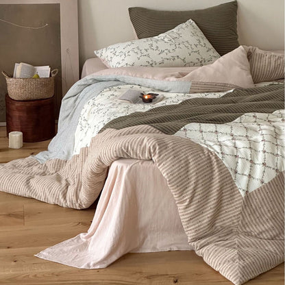 Patchwork gesteppte wendbare Bettdecken-Set mit Kissenbezügen und Leinen-Optik Bettrock