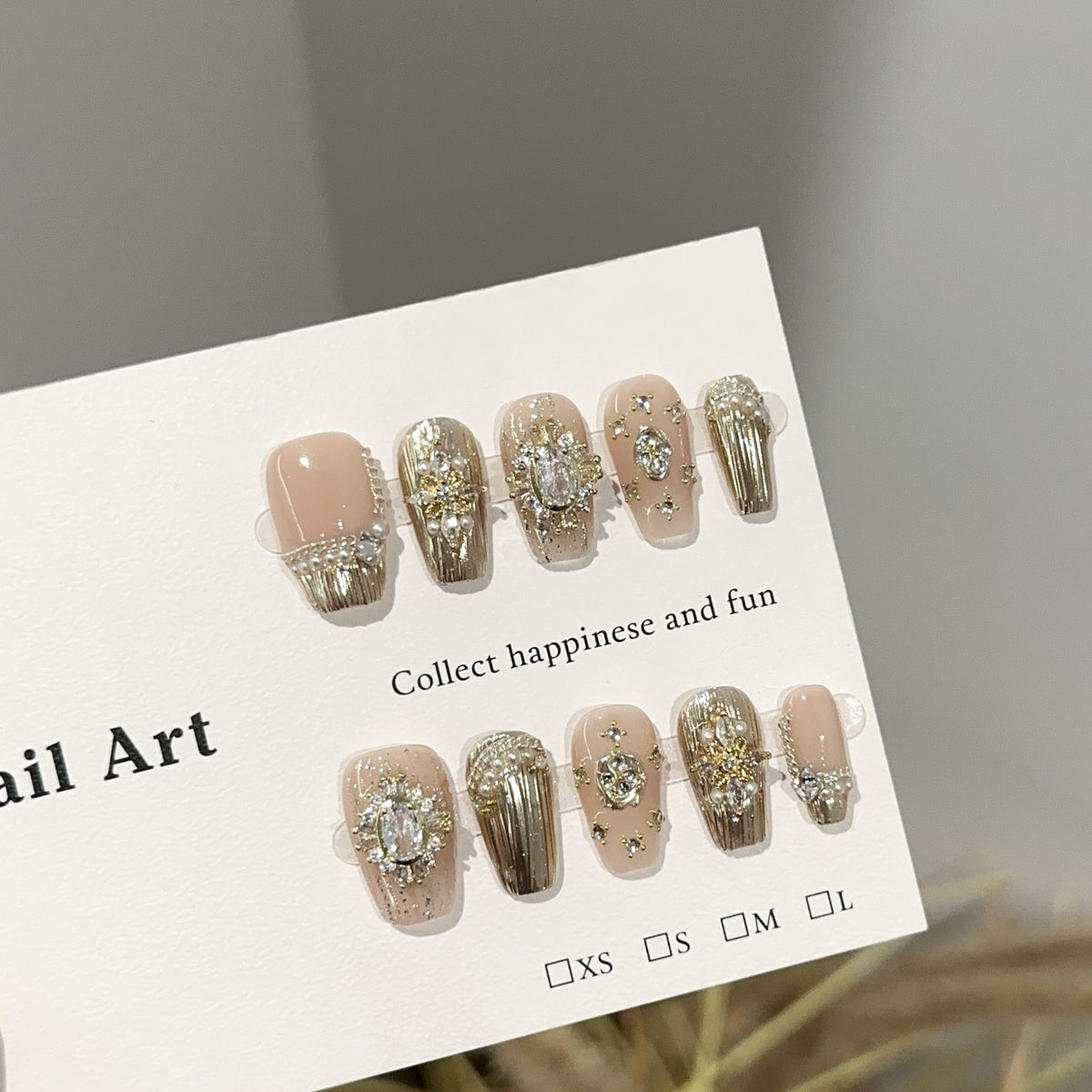 Glamouröse mit Schmuck verzierte Press-On Nagelkunst
