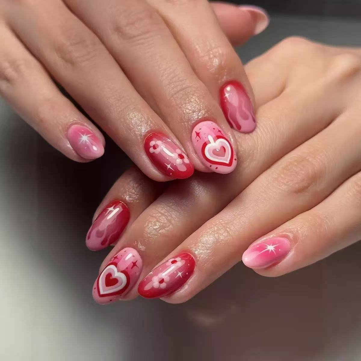 Kunstnagelset mit romantischen Herz-Design und glitzernden Akzenten Brehn