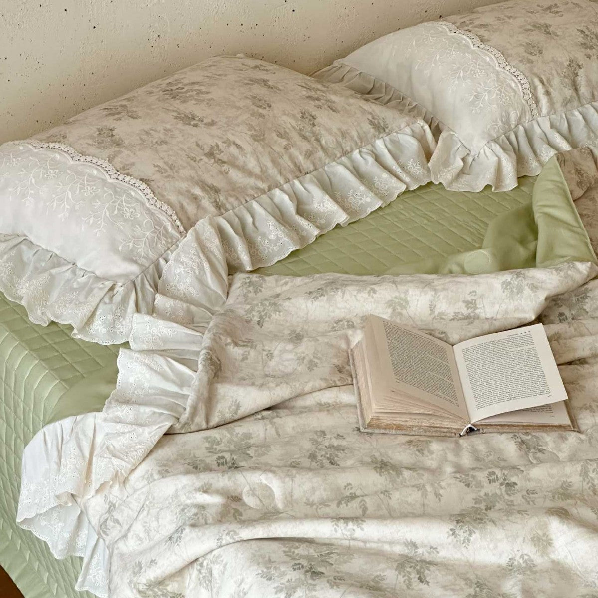 Romantische gesteppte Tagesdecke- und Bettwäscheserie mit Volant und floralem Leinenlook