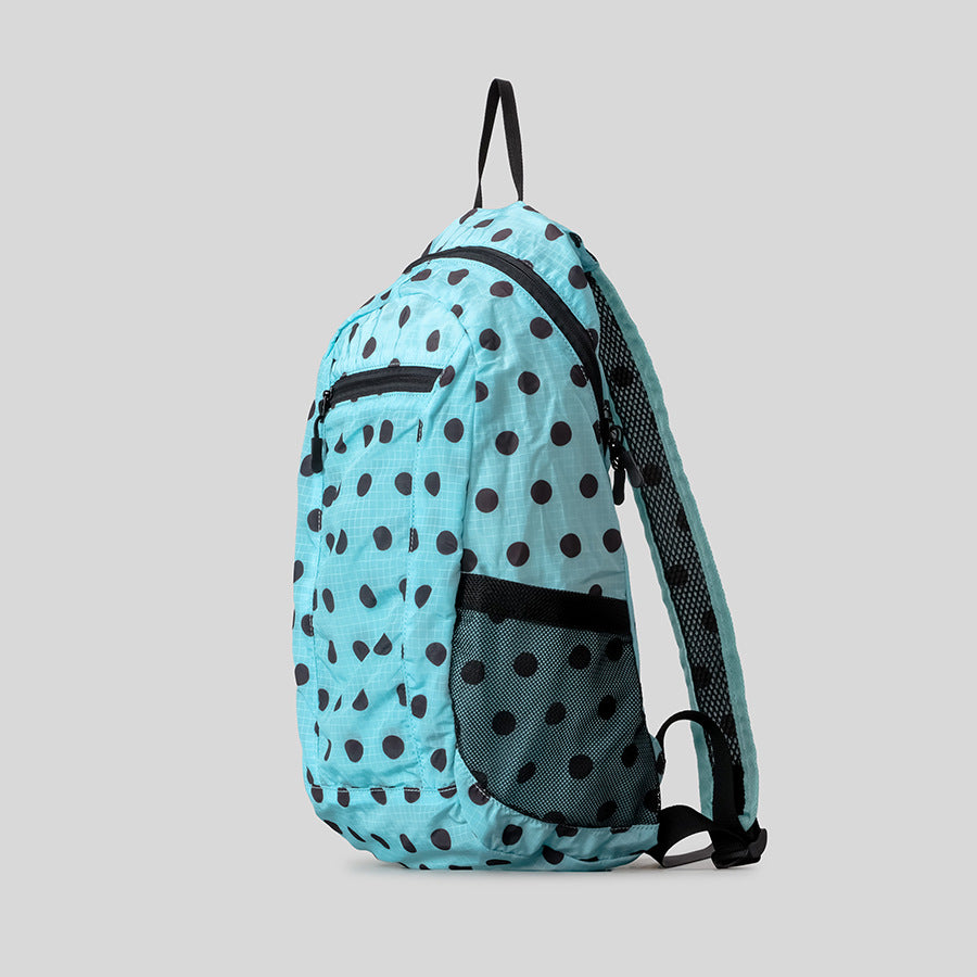 Verspielt gepunkteter Rucksack