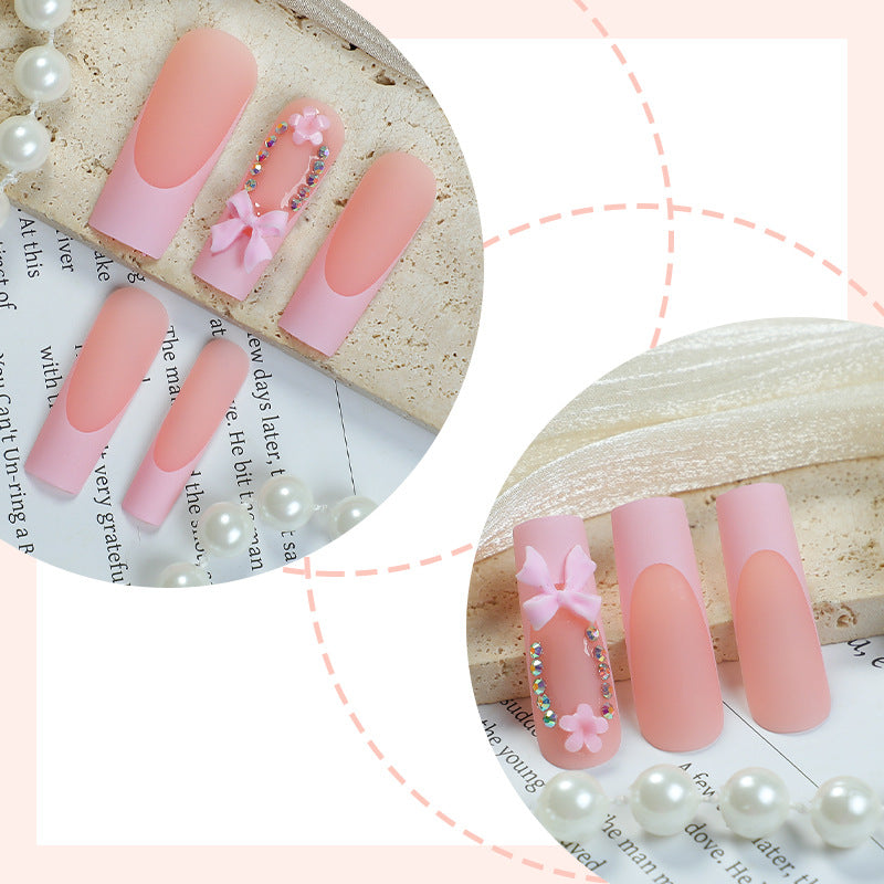 Dekorative Press-On Nagelkunst mit floralen und Schleifenakzenten Brehn