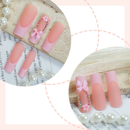 Dekorative Press-On Nagelkunst mit floralen und Schleifenakzenten Brehn