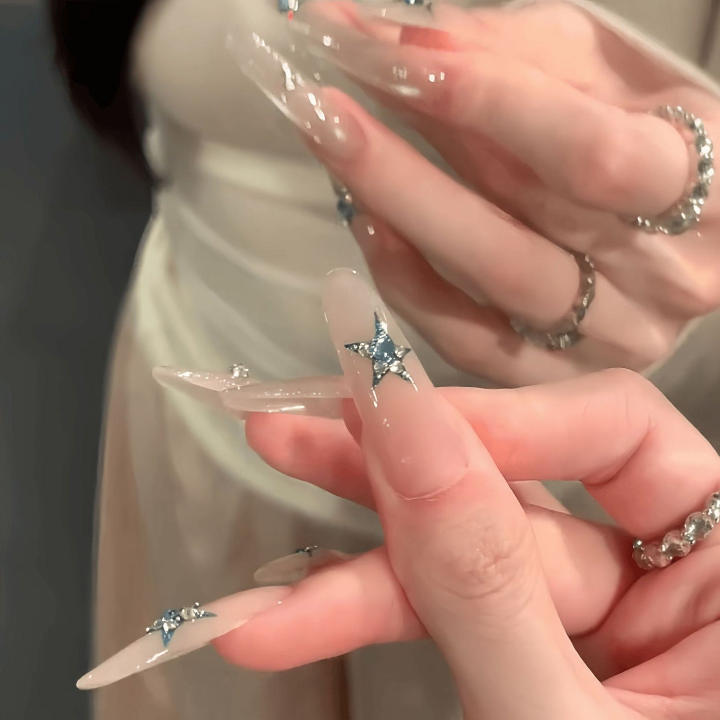 Glamouröse Kunstnägel mit Sternenakzenten Brehn