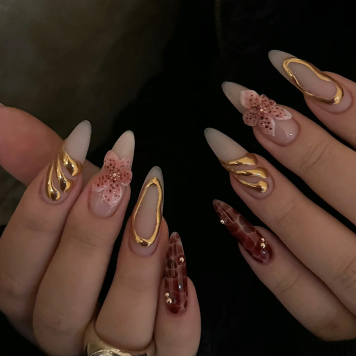 Kunstvolle Stiletto-Nägel mit eleganten Blumendesigns und Glitzerakzenten Brehn