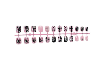 Kunstnagelset mit kreativen Halloween-Motiven und glamourösen Akzenten Brehn