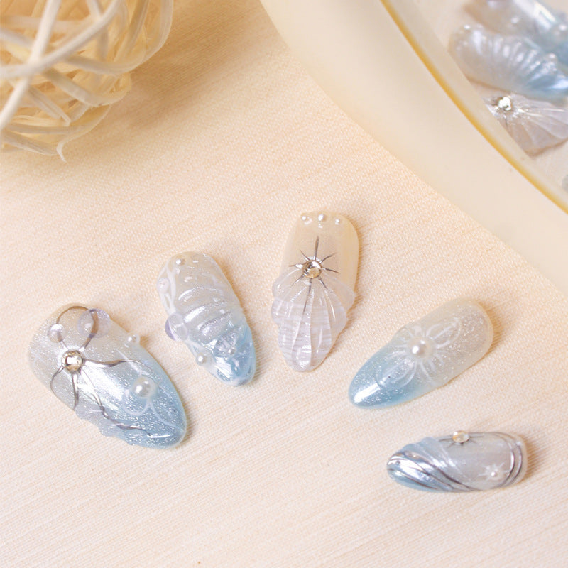 Kunstnagelset mit eleganten Muschel- und Perlenakzenten Brehn
