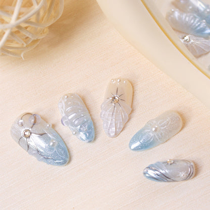 Kunstnagelset mit eleganten Muschel- und Perlenakzenten Brehn