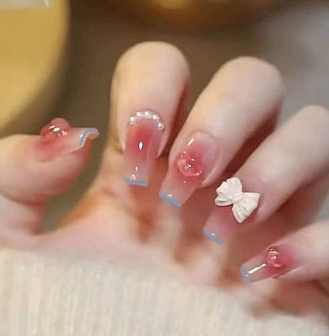 Elegantes Nageldesign mit Perlenverzierung Brehn