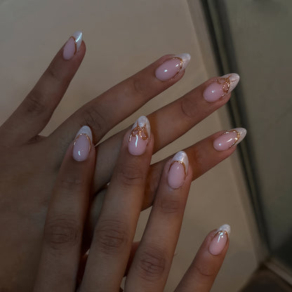 Elegantes French Tip Press-On Nagelkunstset mit goldenen Akzenten Brehn