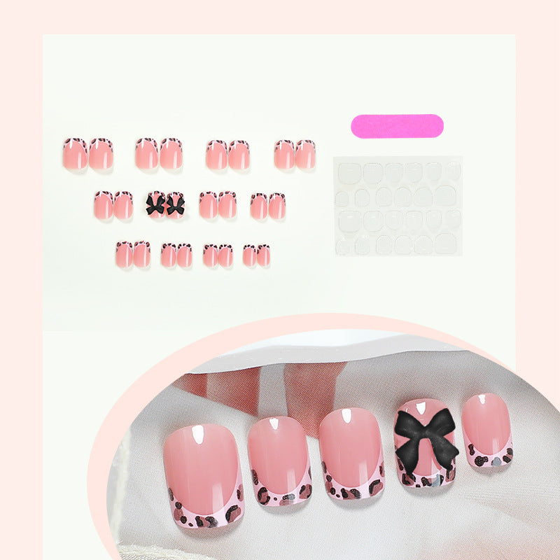 Dekoratives Press-On Nagelkunst-Set mit einzigartigen Schleifen- und Leopardenakzenten Brehn