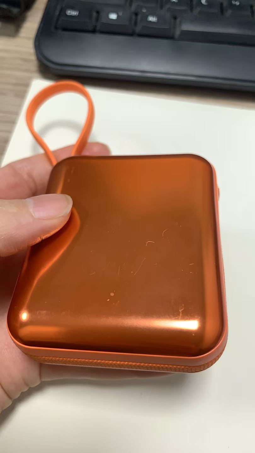 Tragbare Powerbank mit Digitaler Anzeige und Integriertem Kabelmanagement Brehn