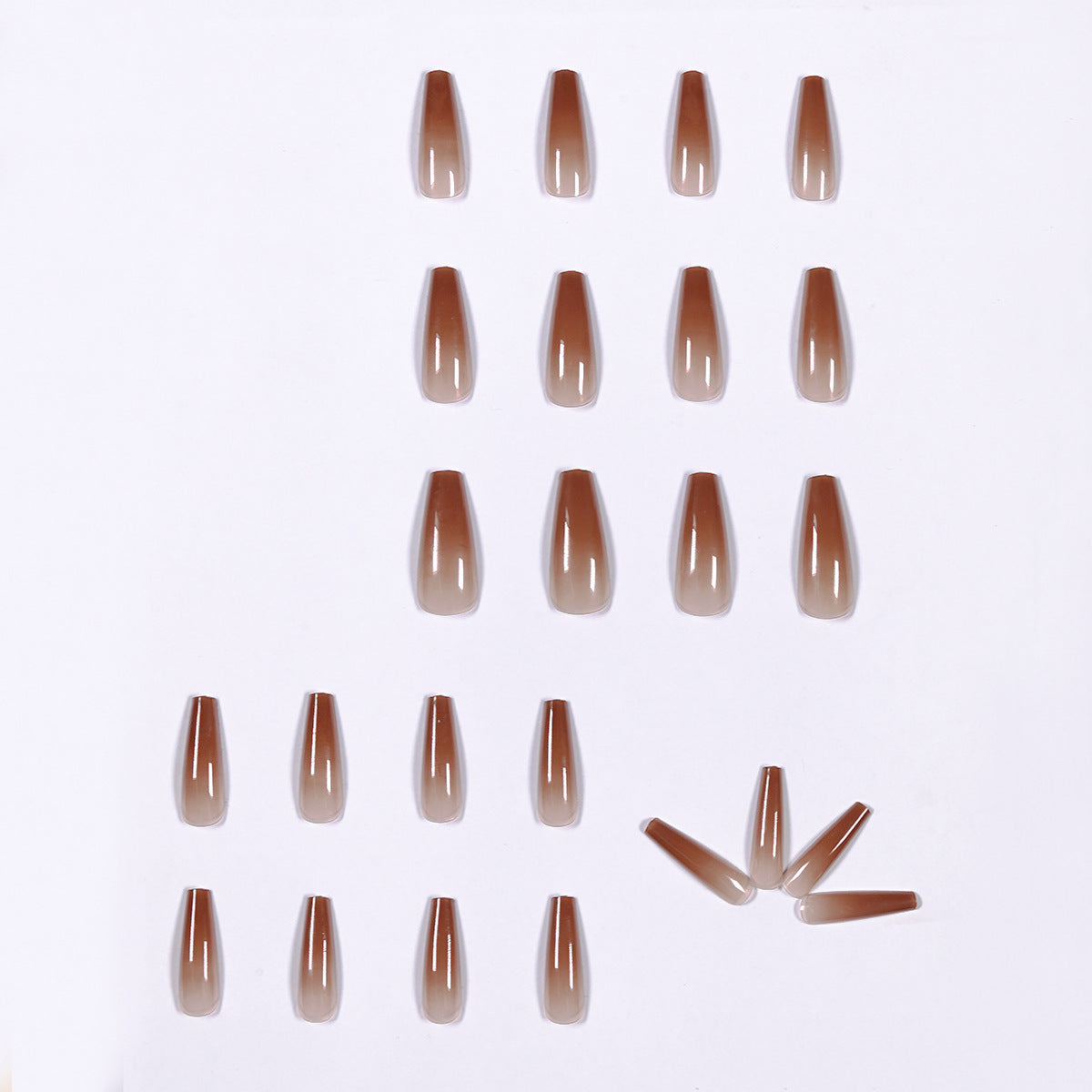 Luxuriöse Kunstnägel im modernen Stiletto-Design Brehn
