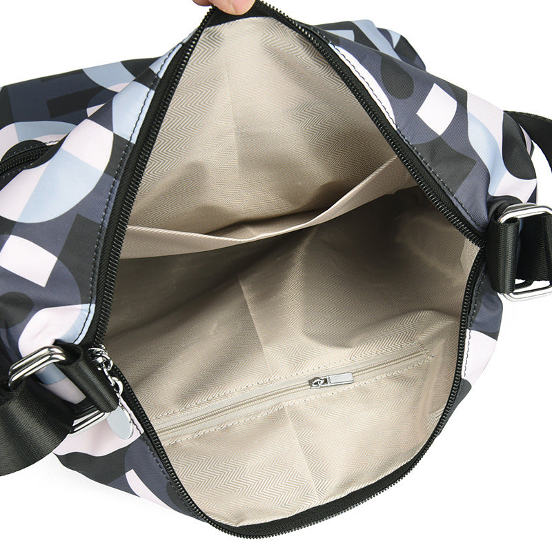 Geräumige Mehrfachtaschen-Schultertasche Brehn