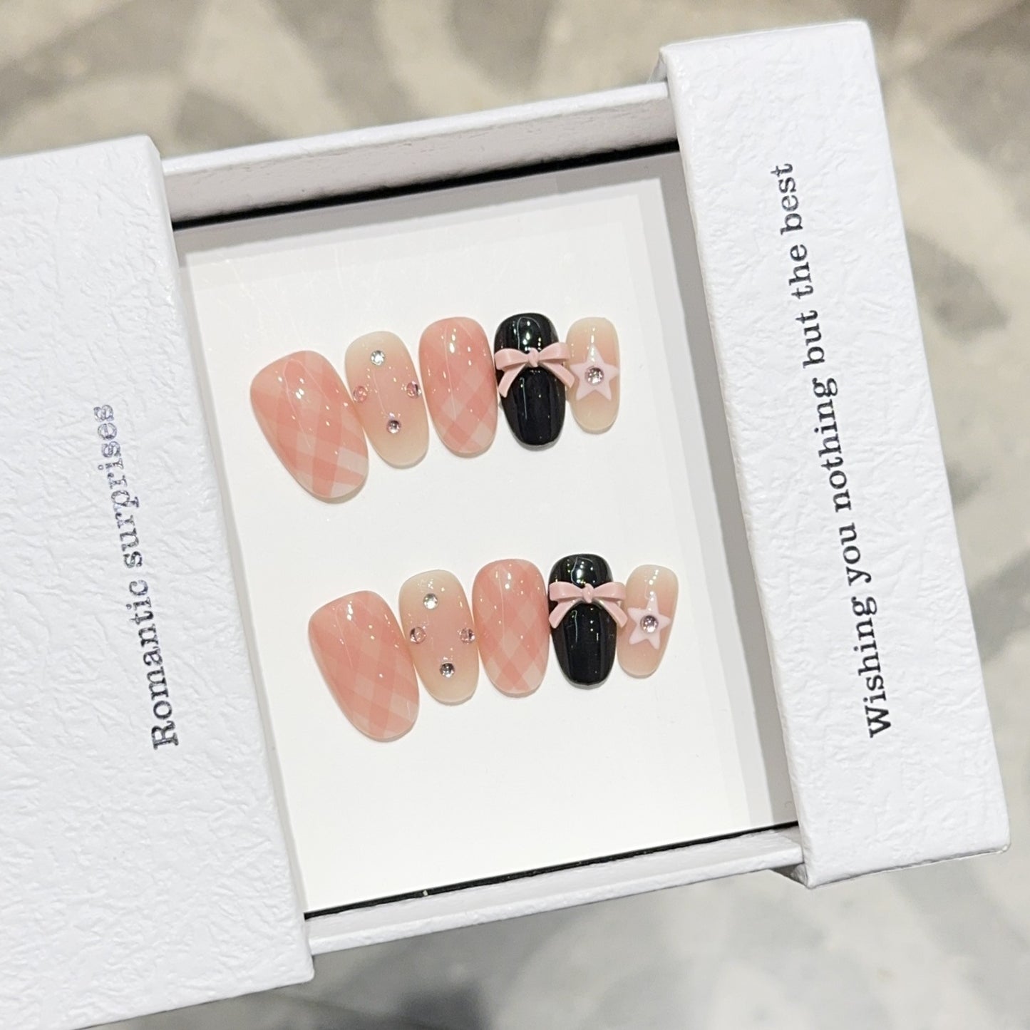 Kunstnägel mit Romantischem Design und Glitzerdetails Brehn