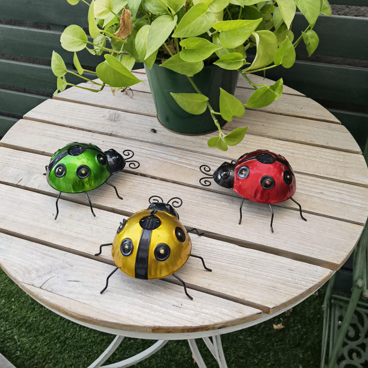 Dekorative solarbetriebene Metall-Marienkäfer-Gartenlichter mit warmen LED-Akzenten Brehn