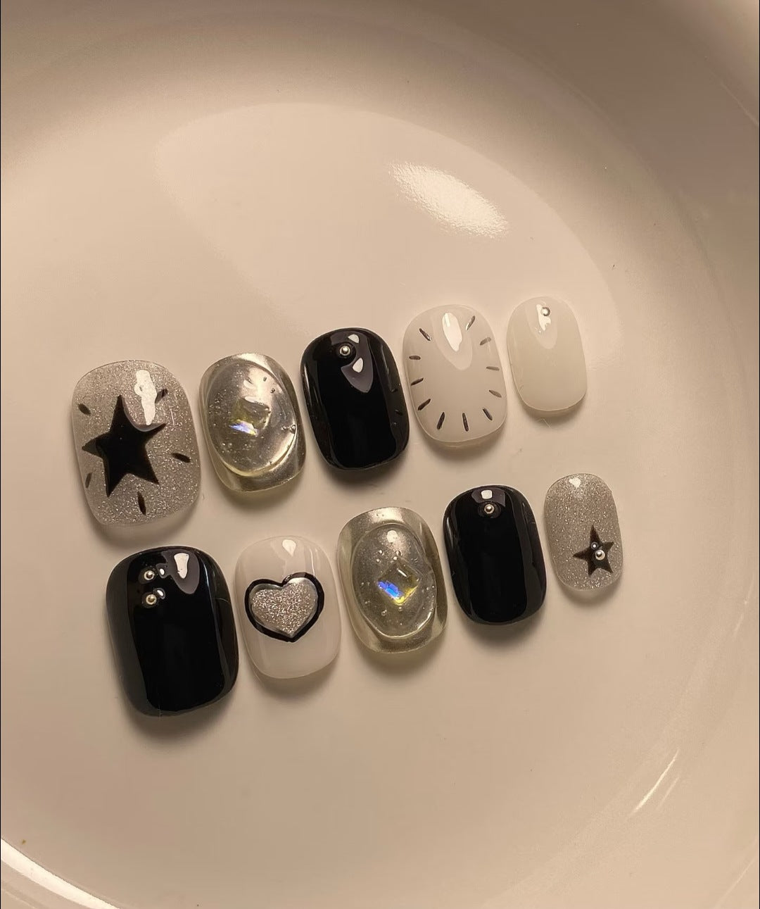 Künstlerisches Press-On Nagelkunst Set mit glamourösen Stern- und Herzdesigns
