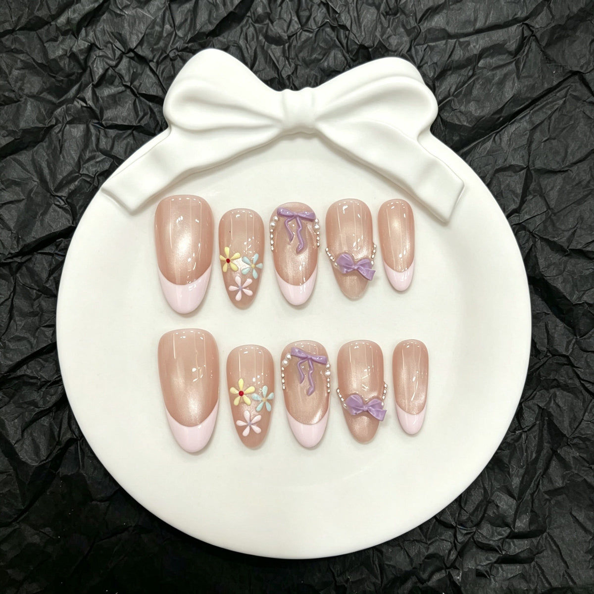 Dekoratives Press-On Nagelkunst-Set mit Blumen und Bändern