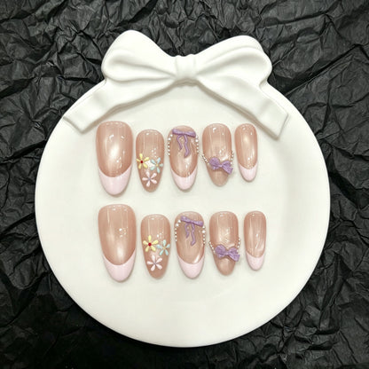 Dekoratives Press-On Nagelkunst-Set mit Blumen und Bändern