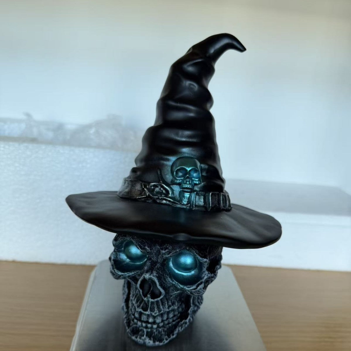 Dekorative Totenkopf mit Hexenhut Brehn