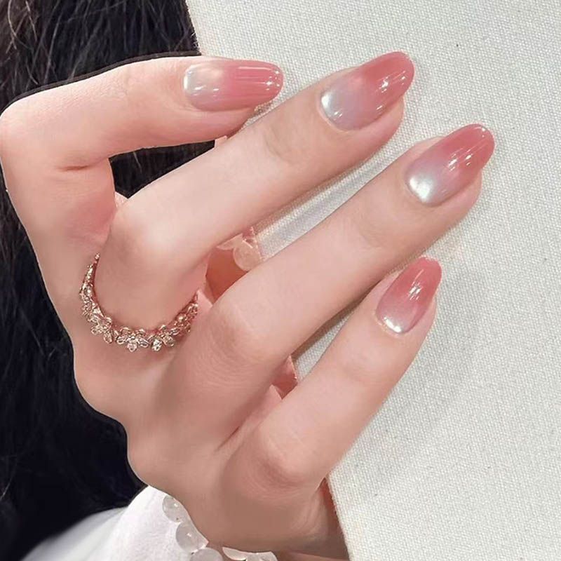 Elegante Kunstfingernägel Im Sanften Ombre-Look Brehn