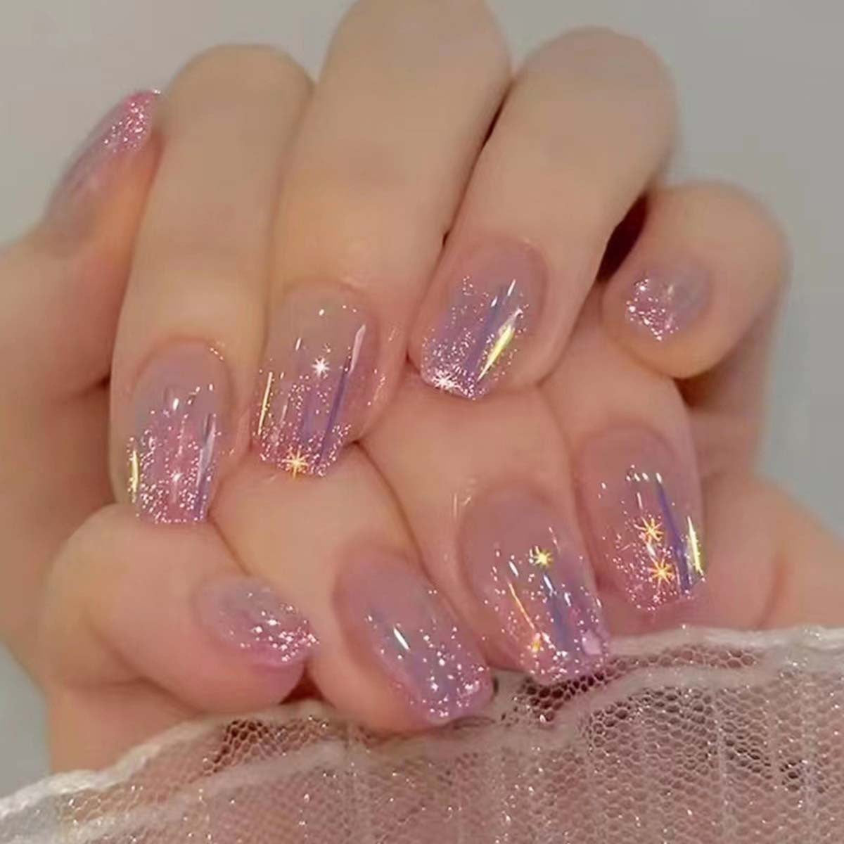 Glitzernde Kunstnägel mit 3D-Effekten Brehn