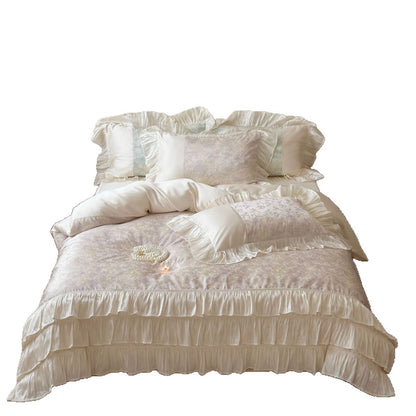 Romantisches Bettwäscheset aus Baumwollsatin mit Rüschenvolant und zartem Blumenprint