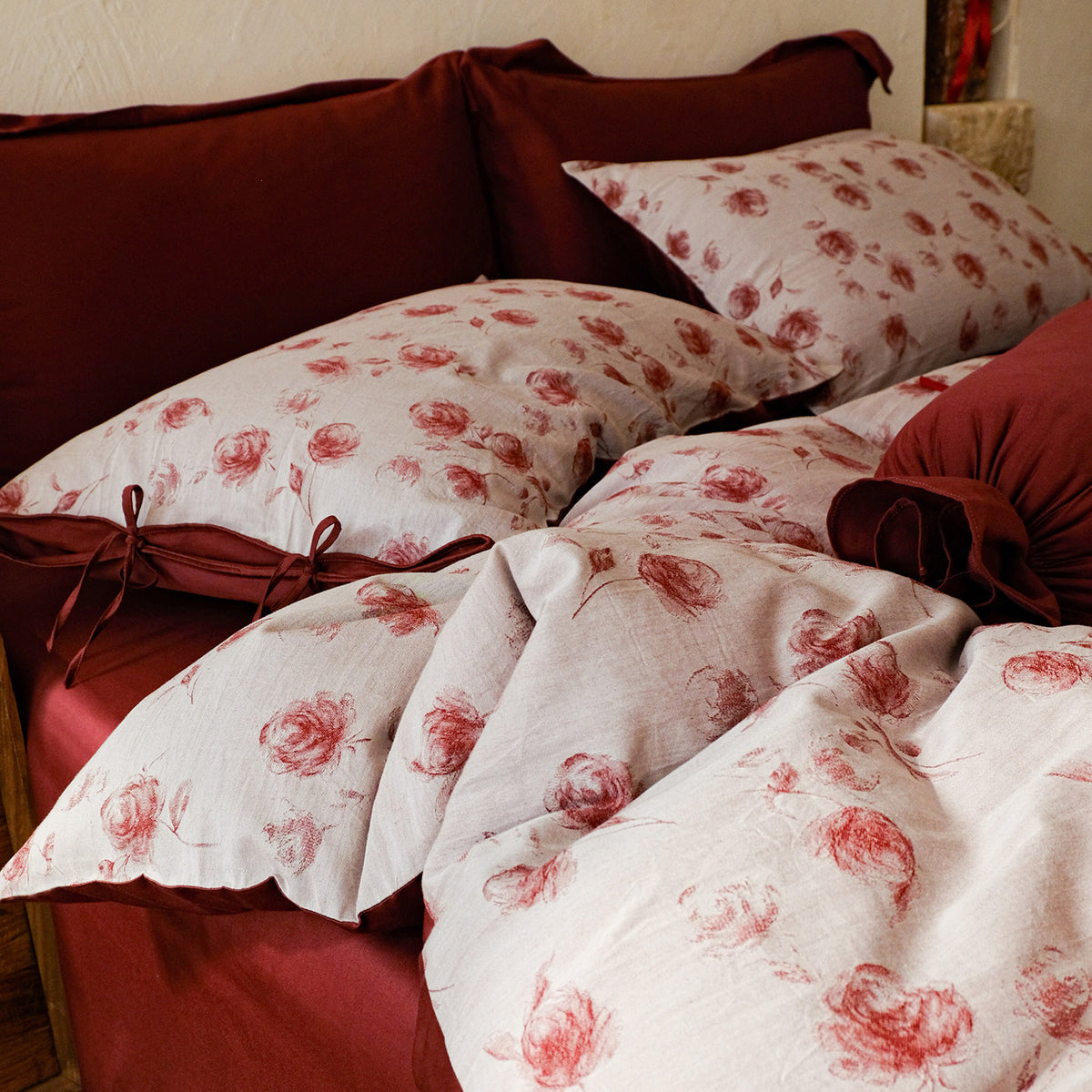 Gewebte Bettwäschegarnitur aus Baumwoll‑Leinen‑Mix mit dekorativem Blumenjacquard und feiner Kissenblende