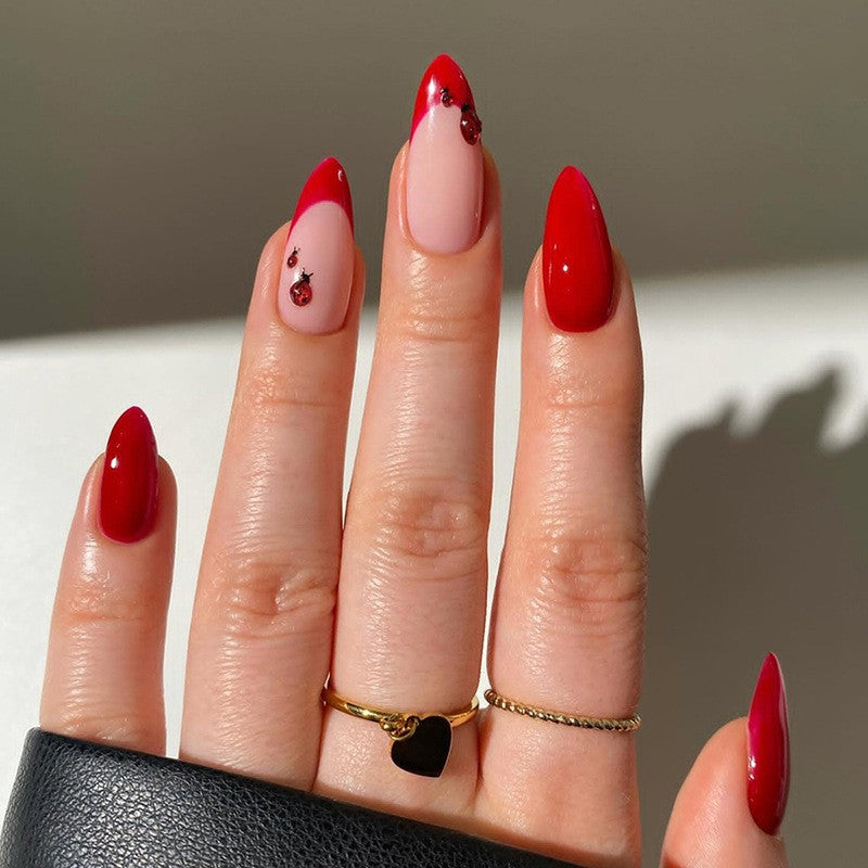 Künstlerisches Press-On-Nagelset mit einzigartigen Designs Brehn