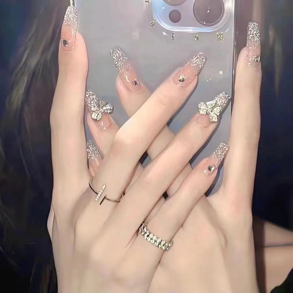 Kunstfingernägel mit Herz-Design und Glitzerakzenten Brehn