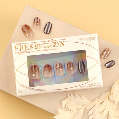 Kunstvolle Nagelkunst mit Glitzerakzenten und elegantem Design Brehn