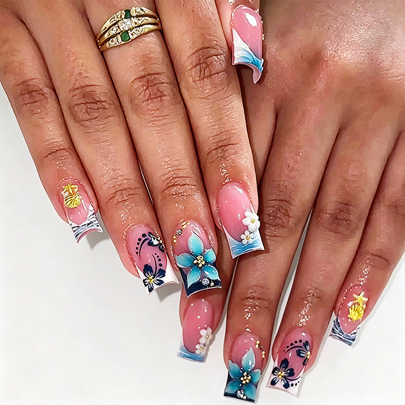 Exklusive Kunstnägel mit elegantem Tiermotiv und Glitzerakzenten Brehn