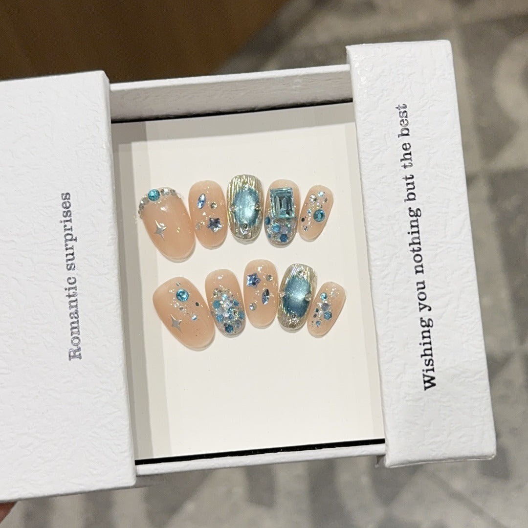 Glamouröse Kunstnagelspitzen mit Geschmücktem Design Brehn