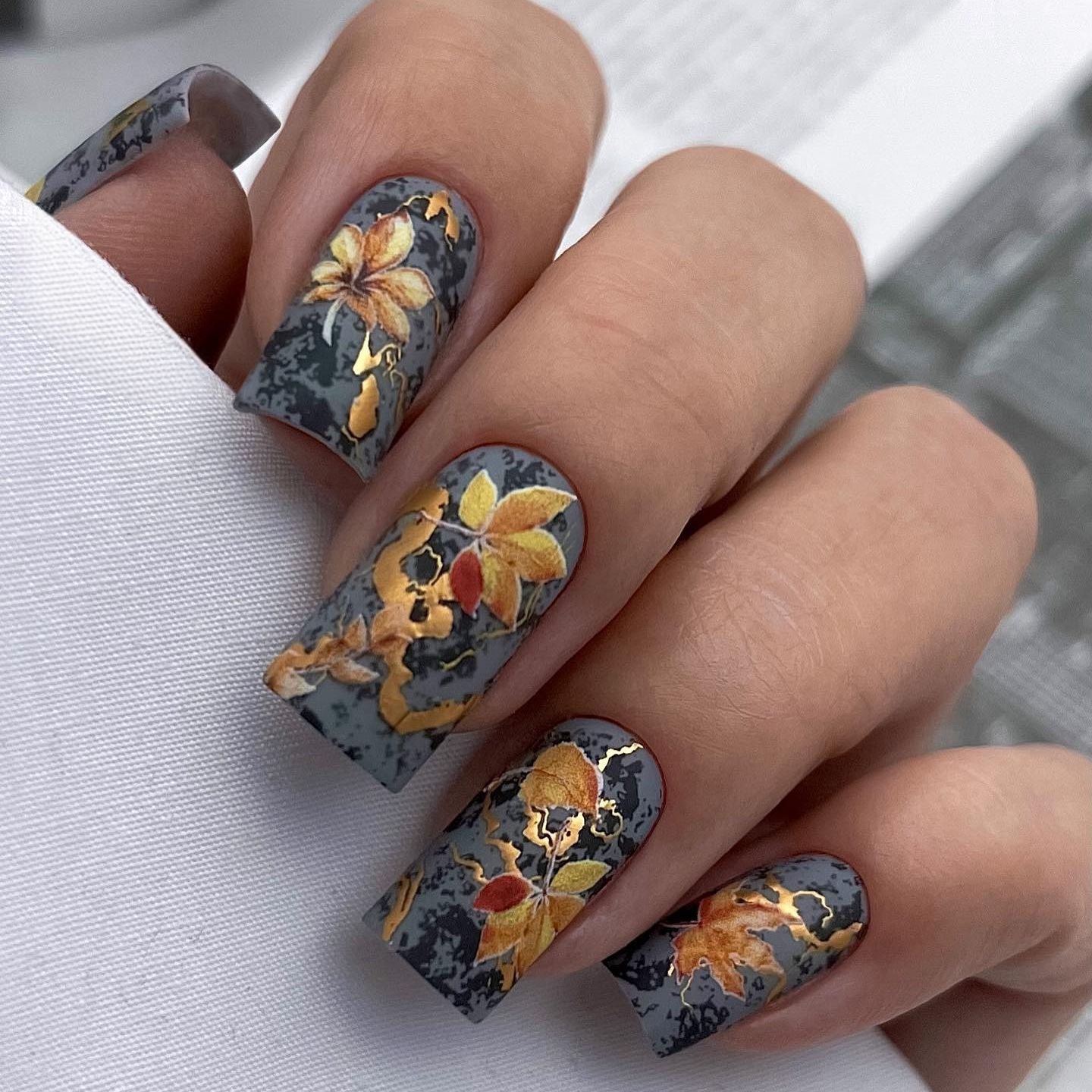 Kunstnägel mit bunten Blumenmotiven Brehn