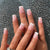 Elegante Faux-French-Tip Press-On Nägel mit Perlen Brehn
