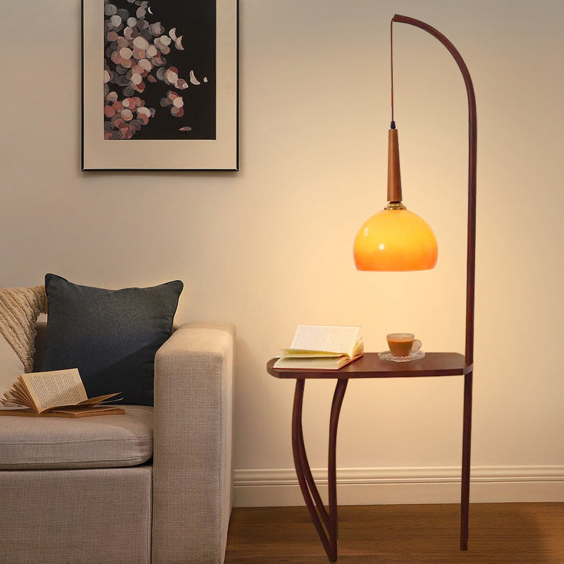 Moderner minimalistischer Stehlampe mit integriertem Beistelltisch