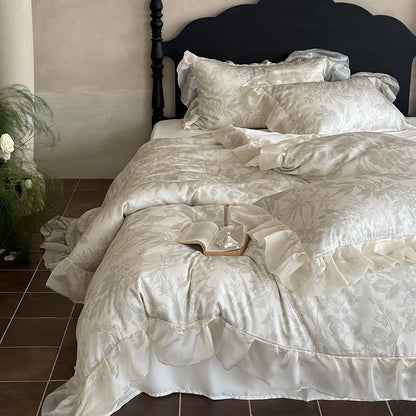 Elegantes Bettwäsche-Set aus feinem Satin-Jacquard mit zartem Blumenrelief und dekorativem Volant