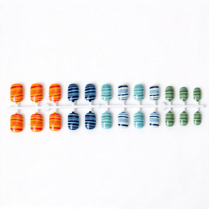Gestreiftes Nagelkunstdesign