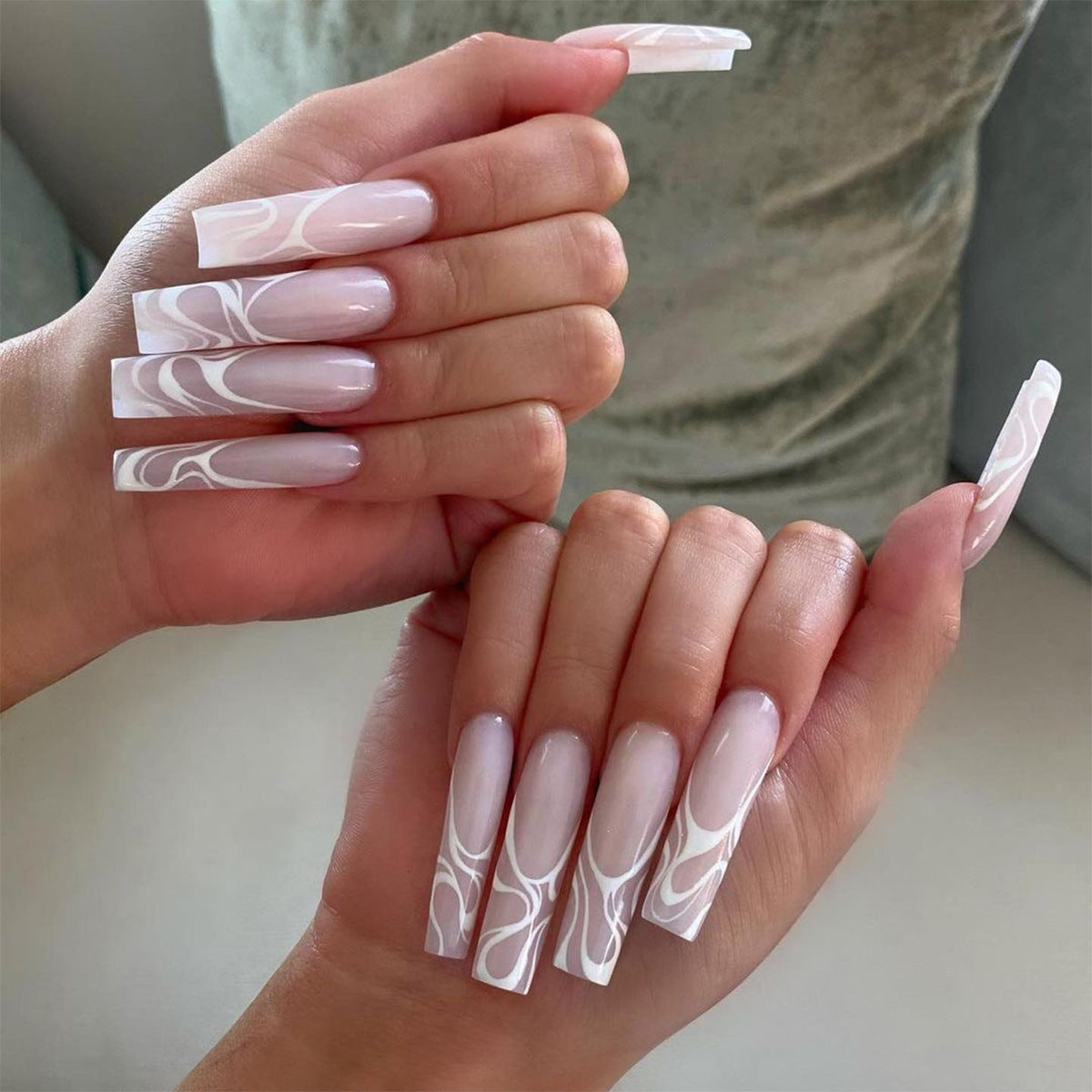 Kunstvolle Nagelverlängerungen mit elegantem Fluid-Design Brehn