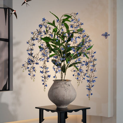 Lebensechte künstliche Blumenarrangement in dekorativem Topf