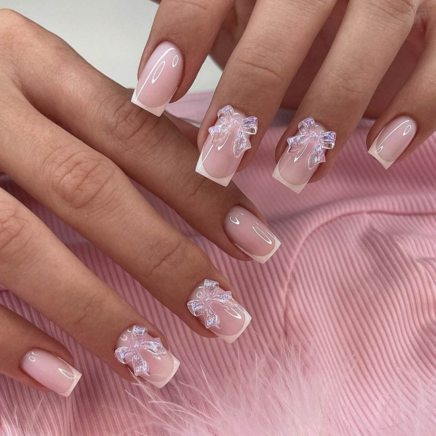 Kunstnagelset mit eleganter französischer Spitze und 3D-Details Brehn