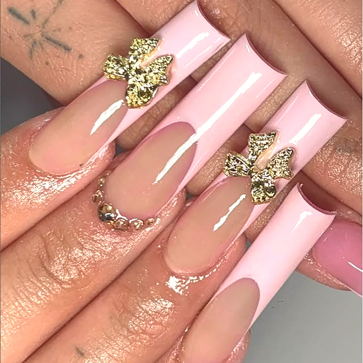 Elegante Stiletto Press-On Nägel mit goldenen Blumendetails Brehn